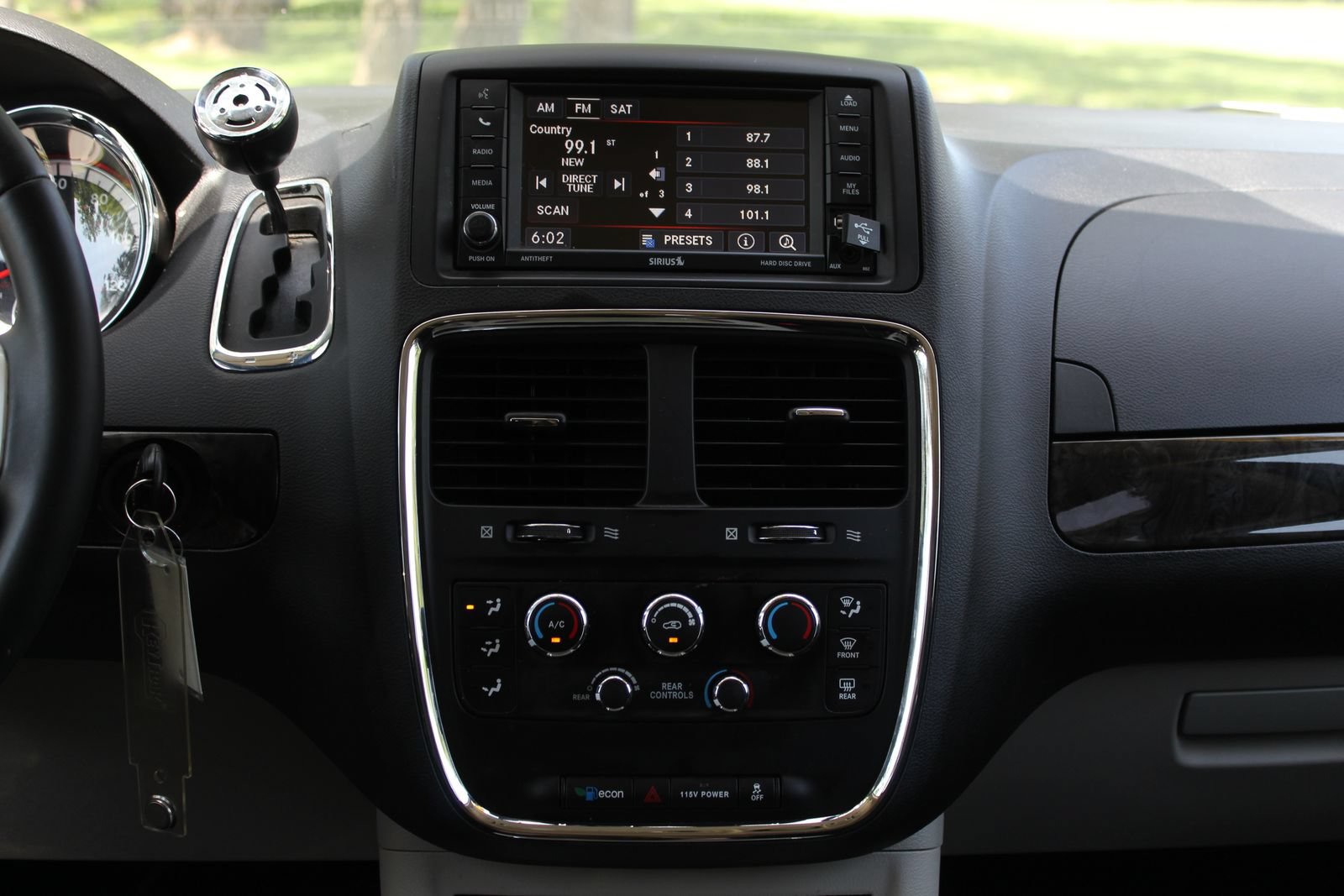 Used 2016 Dodge Grand Caravan SXT w/ UConnect Hands-Free Group FWD image 19