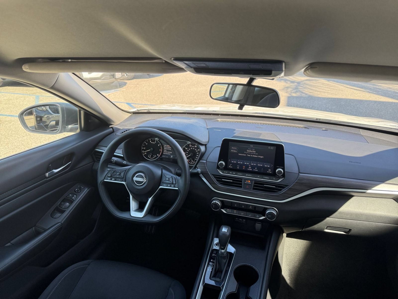 Used 2025 Nissan Altima 2.5 SV FWD image 35