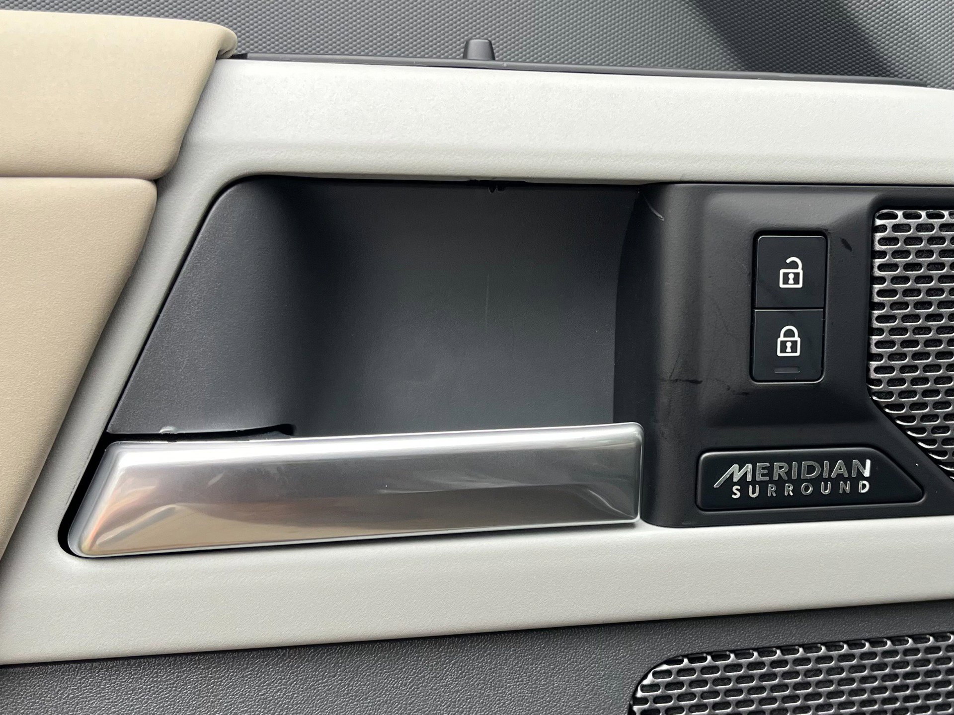 Used 2024 Land Rover Defender 110 SE image 48