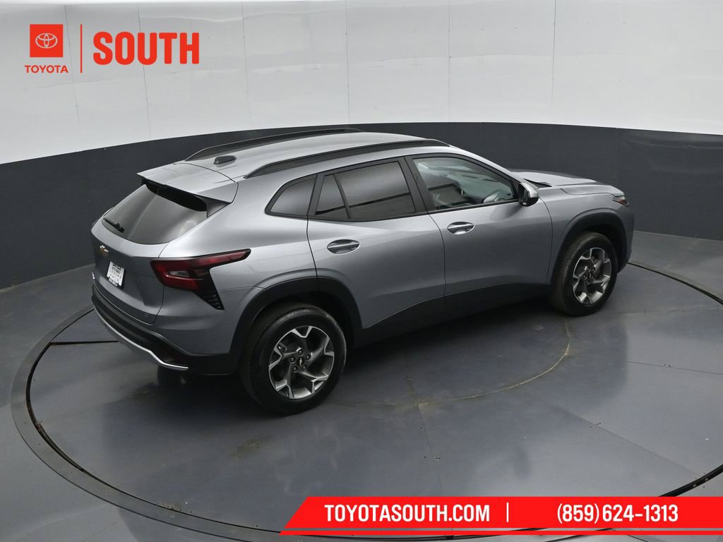 Used 2025 Chevrolet Trax LT w/ LT Convenience Package FWD image 44
