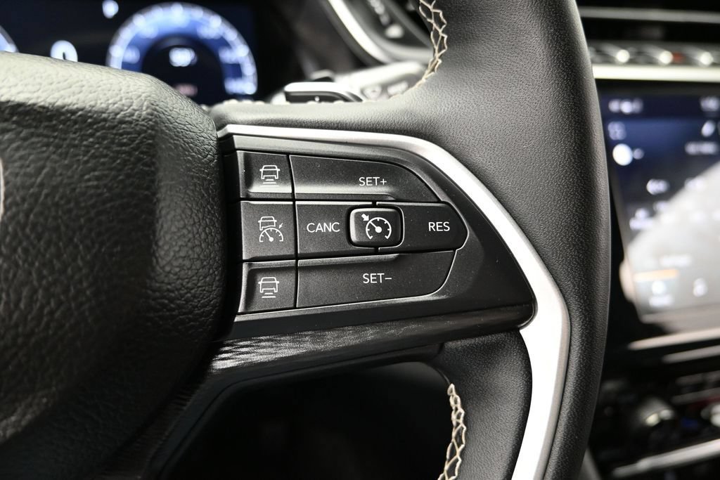 Used 2025 Jeep Grand Cherokee Altitude AWD/4WD image 26