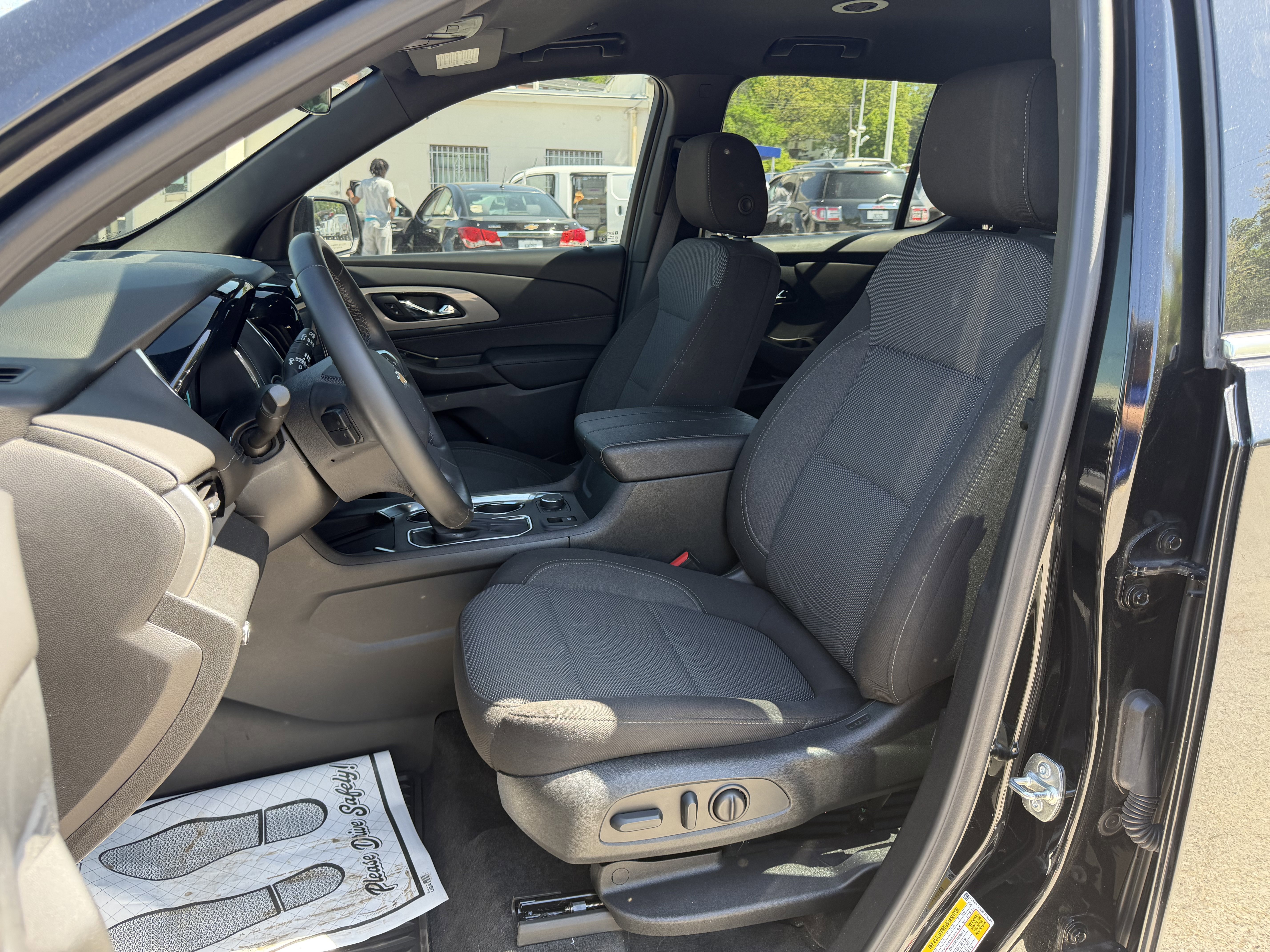 Used 2023 Chevrolet Traverse LT image 13