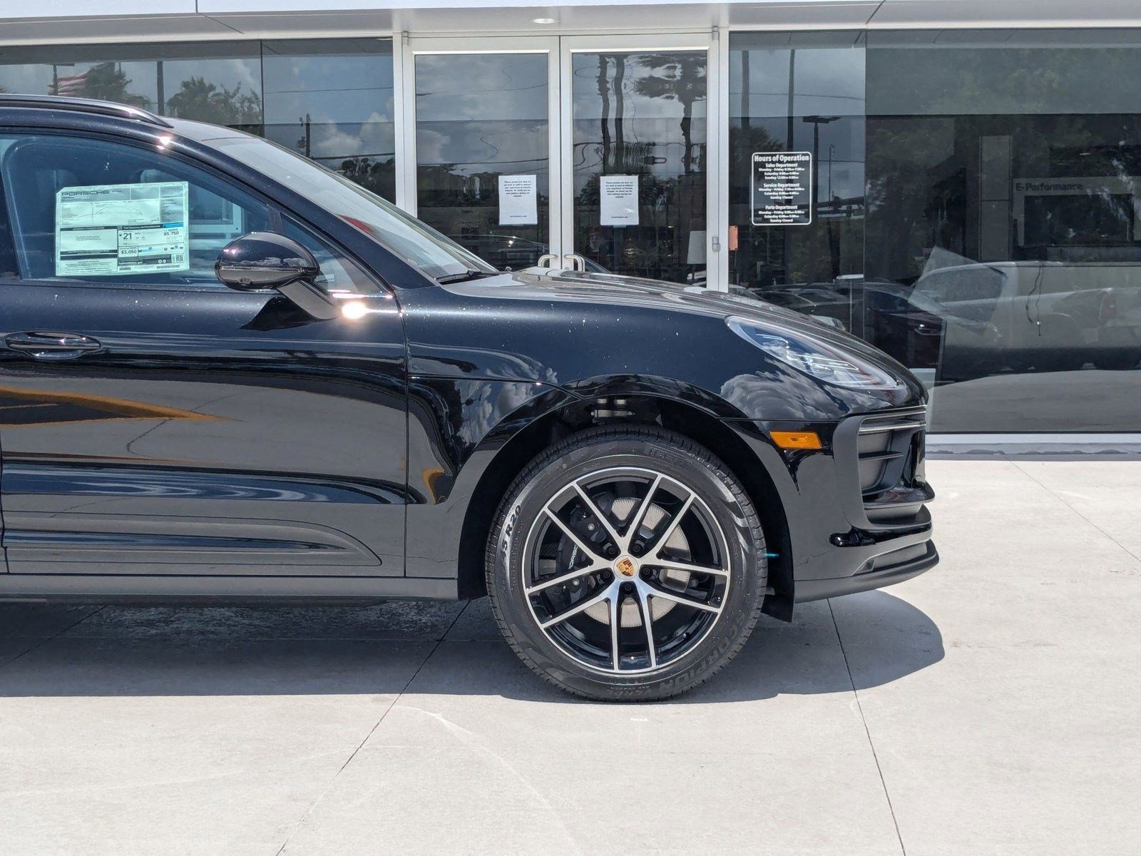 Certified 2025 Porsche Macan image 11