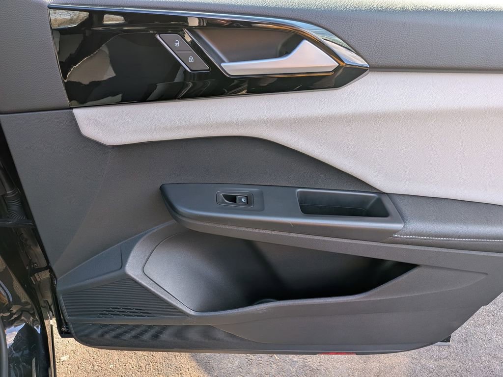 Used 2025 Volkswagen Taos S image 31