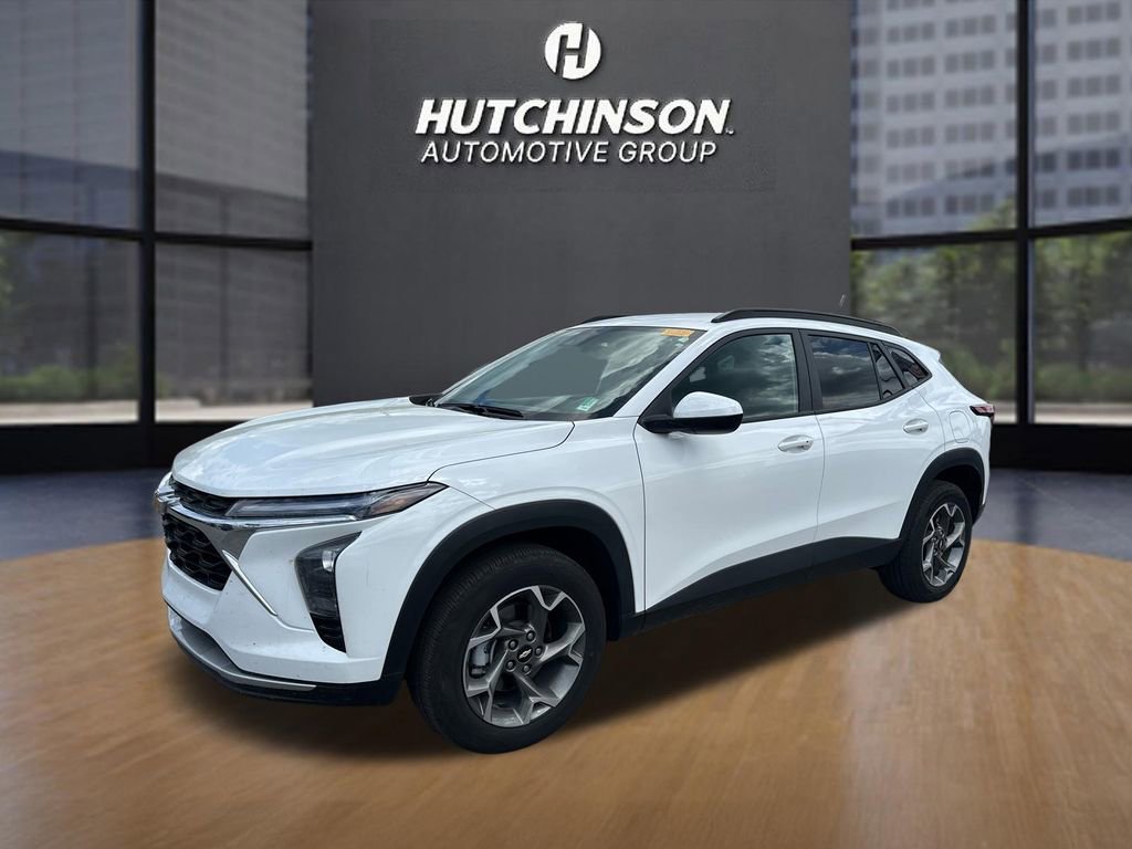 Used 2025 Chevrolet Trax LT w/ LT Convenience Package FWD image 3