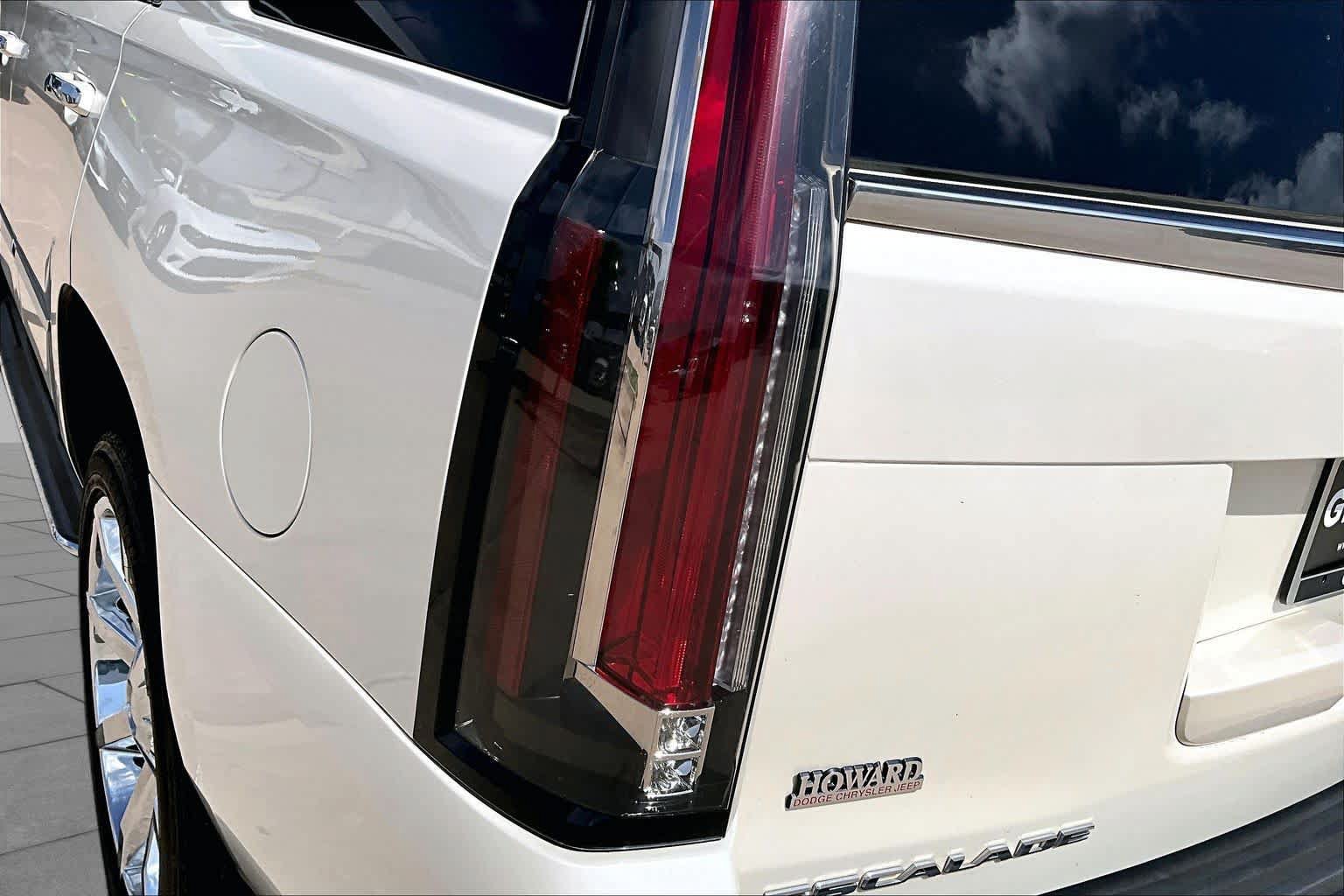Used 2015 Cadillac Escalade Luxury AWD/4WD image 27