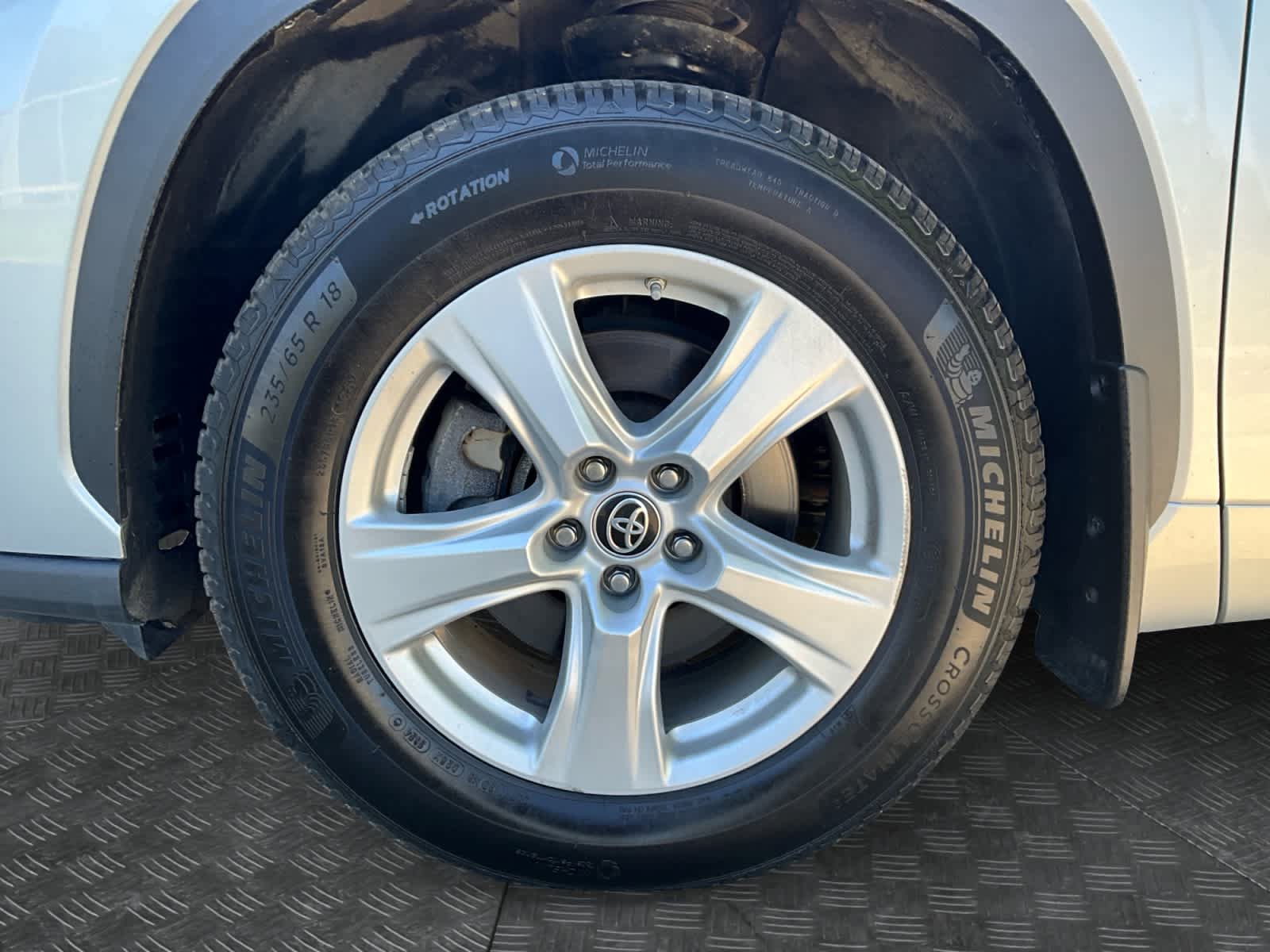 Used 2023 Toyota Highlander LE AWD/4WD image 16