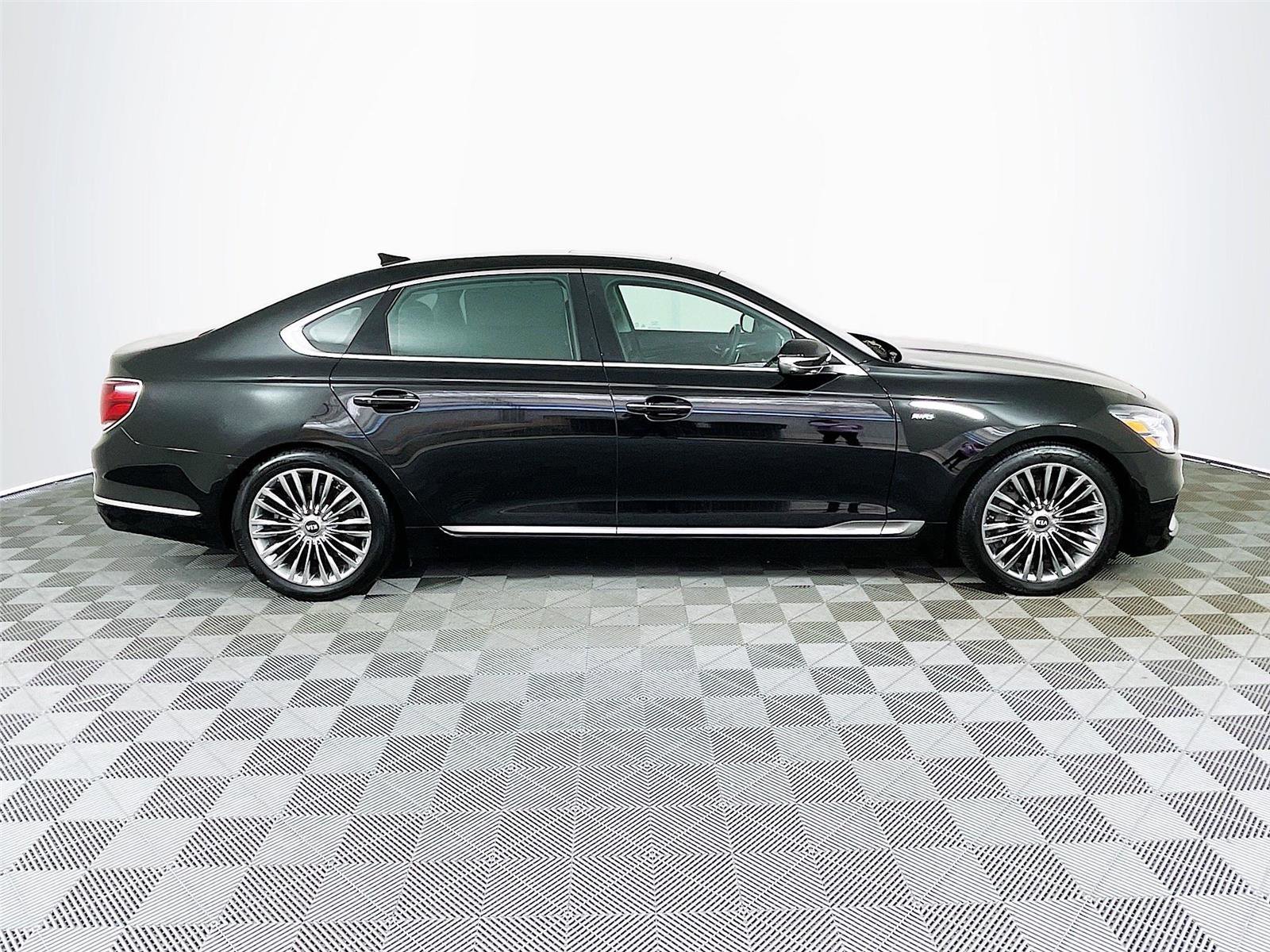 Used 2019 Kia K900 Luxury w/ VIP Package image 10