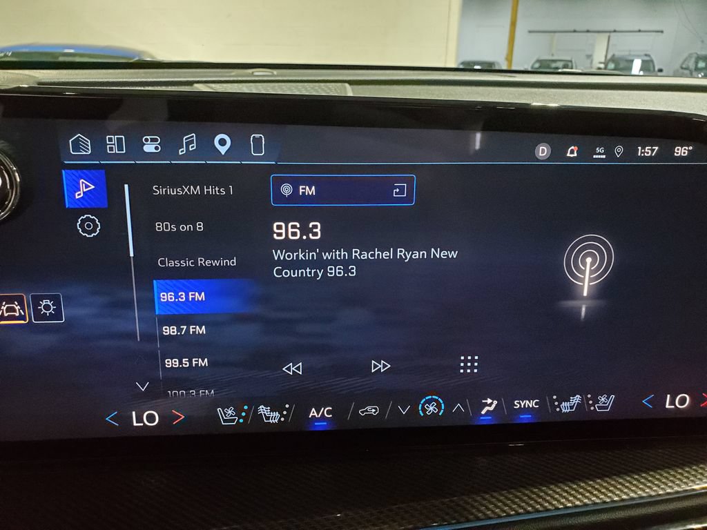Used 2025 Chevrolet Traverse High Country FWD image 34