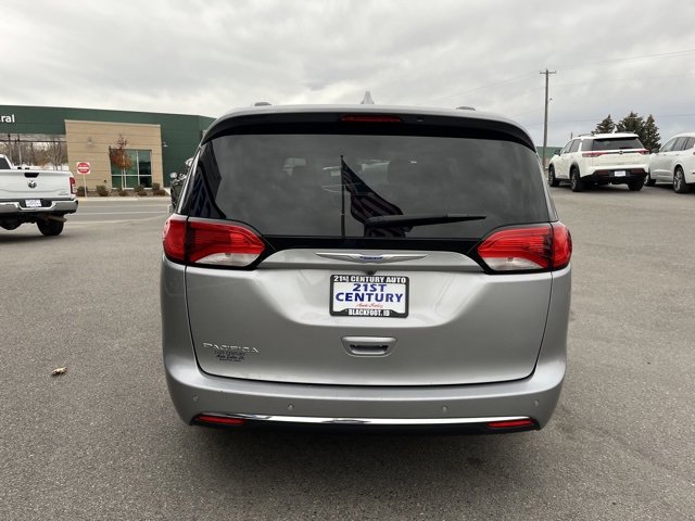 Used 2018 Chrysler Pacifica Touring-L image 14
