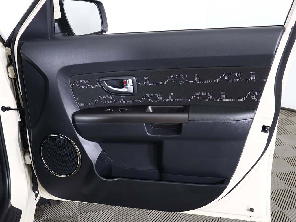 Used 2013 Kia Soul + FWD image 18