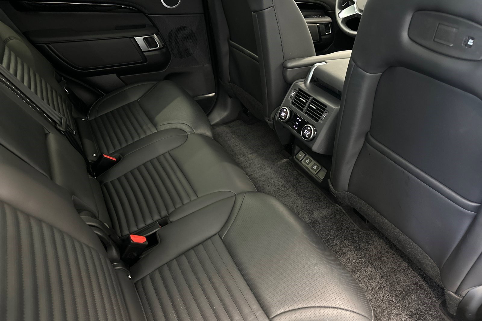 Certified 2025 Land Rover Discovery S image 30