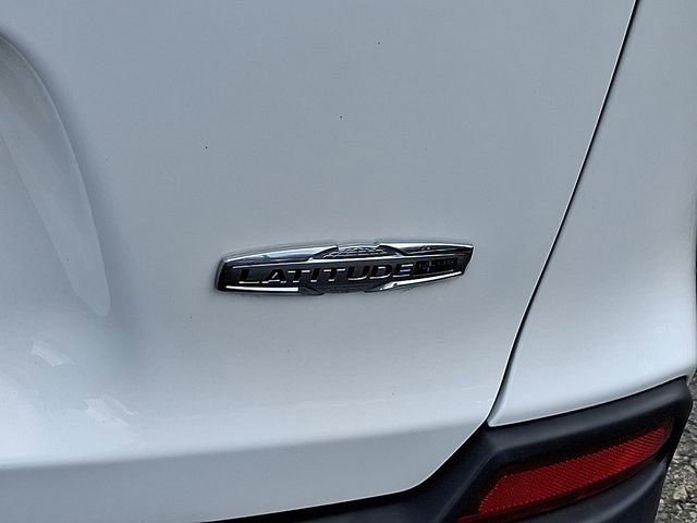 Used 2019 Jeep Cherokee Latitude Plus w/ Comfort/Convenience Group image 28