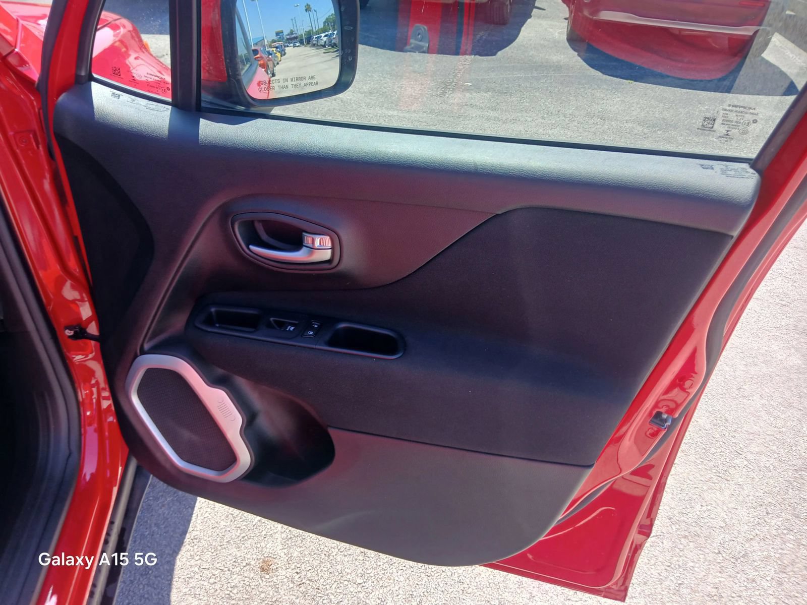 Used 2019 Jeep Renegade Latitude FWD image 13