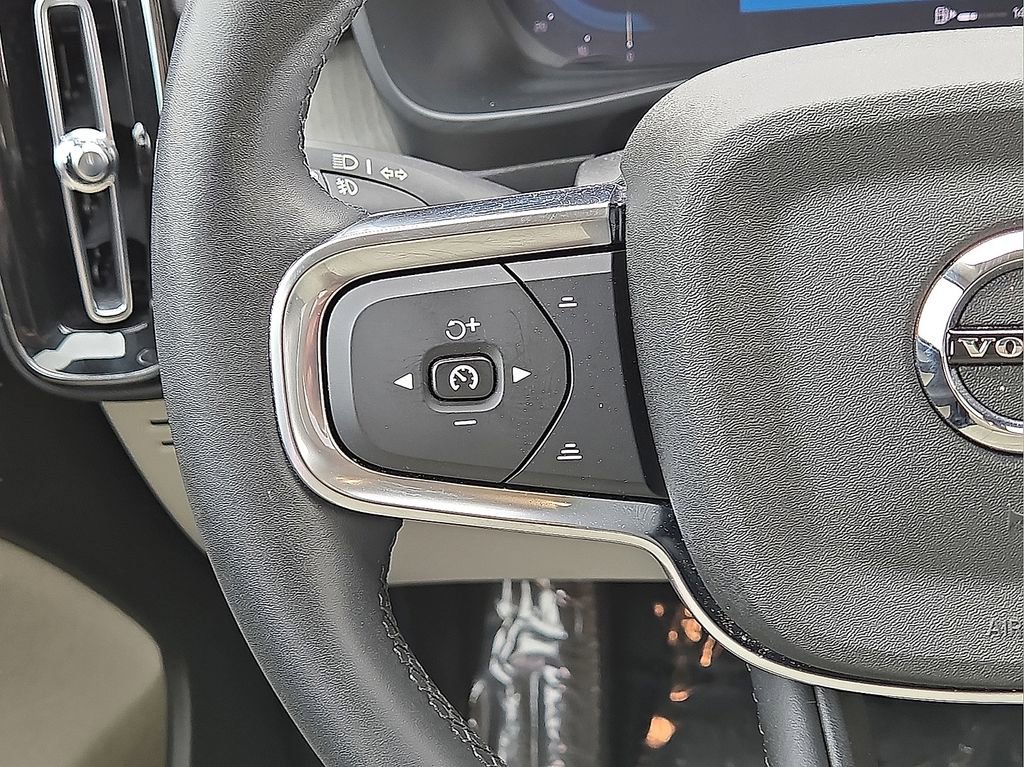 Used 2024 Volvo XC40 B5 Plus AWD/4WD image 18