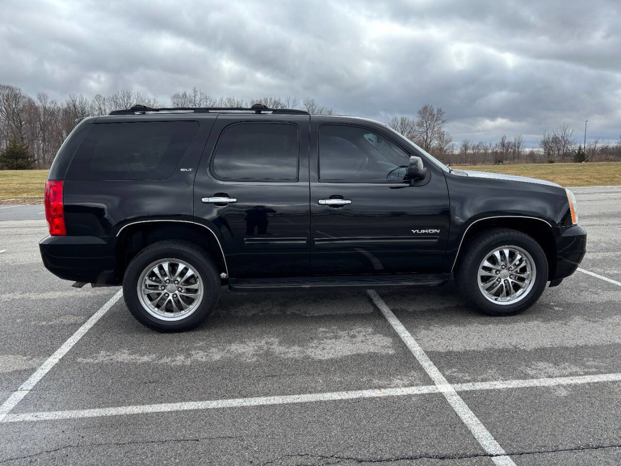 Used 2011 GMC Yukon SLT w/ SLT-2 Equipment Package image 2
