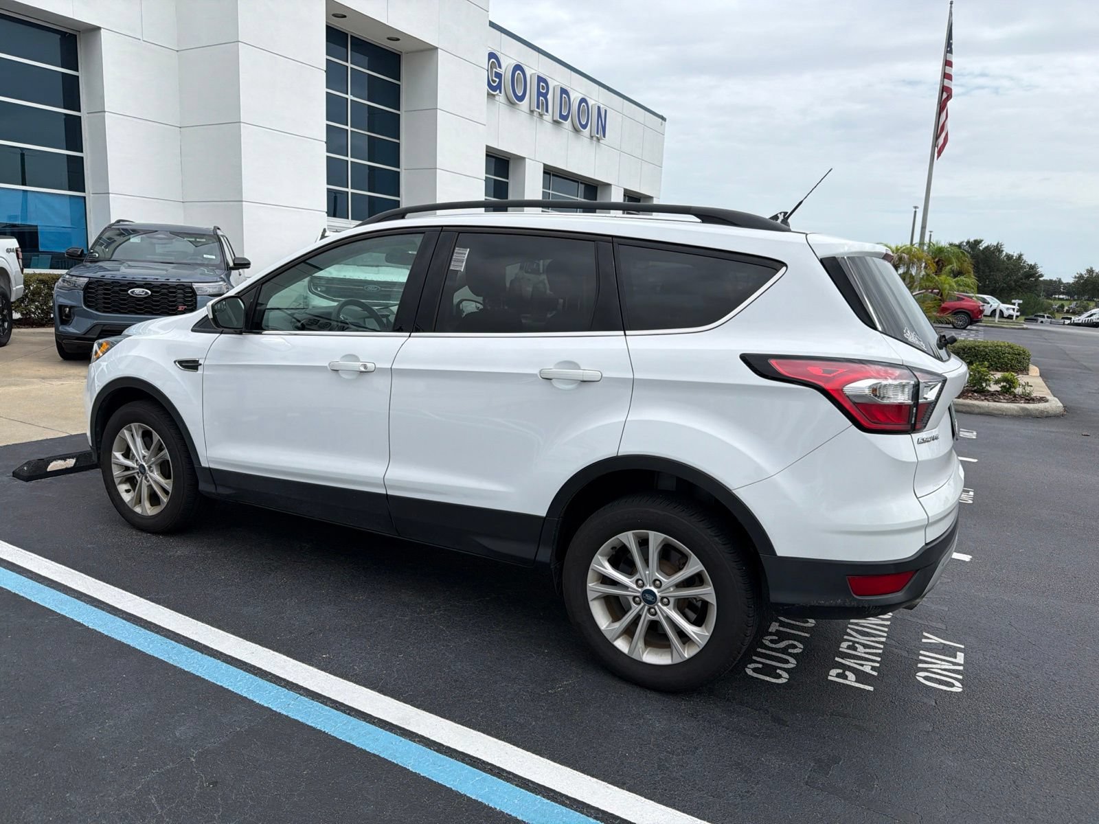 Used 2018 Ford Escape SE w/ SE Sync 3 Package AWD/4WD image 4