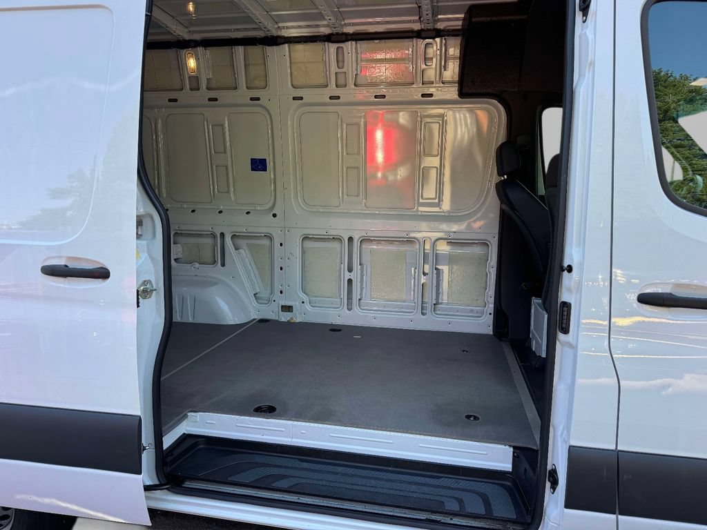 Used 2025 Mercedes-Benz Sprinter 2500 image 16