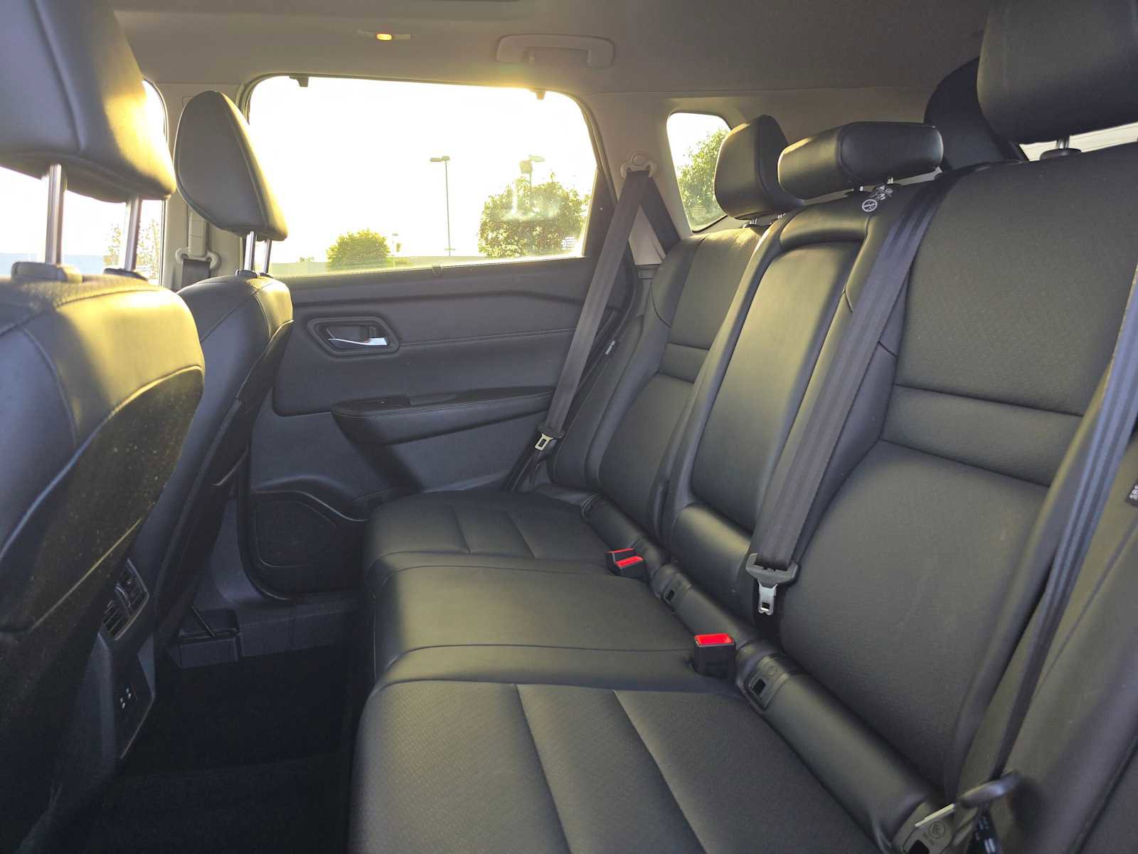 Used 2024 Nissan Rogue SV w/ SV Premium Package image 18