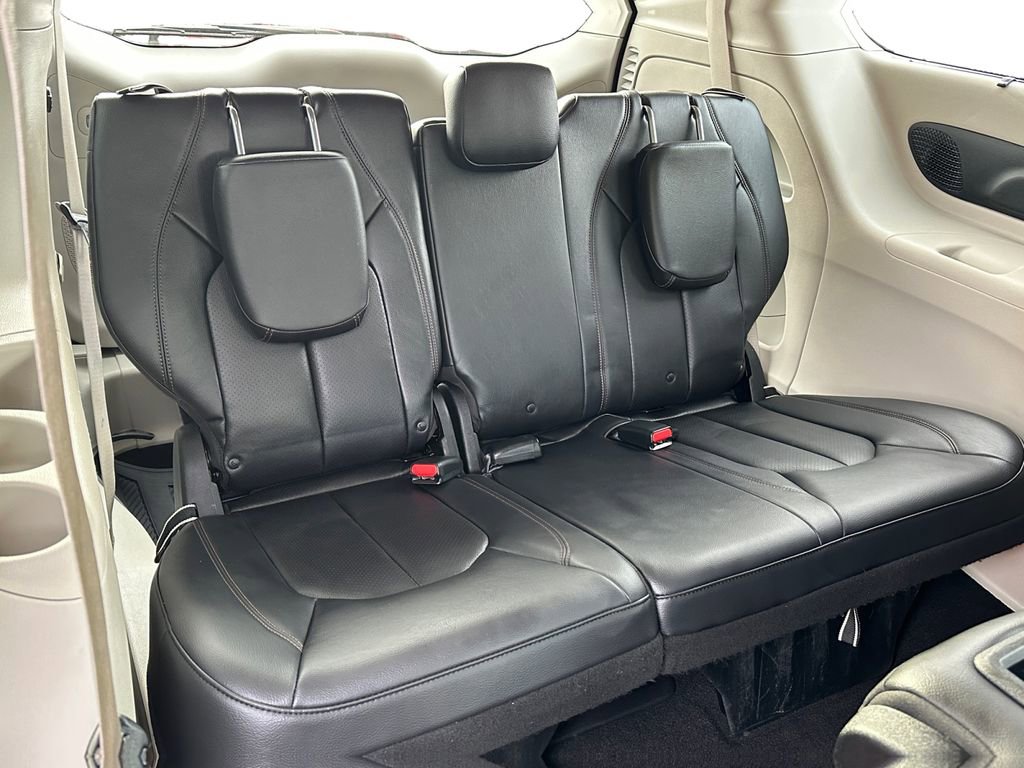 Used 2018 Chrysler Pacifica Touring-L Plus w/ Advanced Safetytec Group FWD image 18