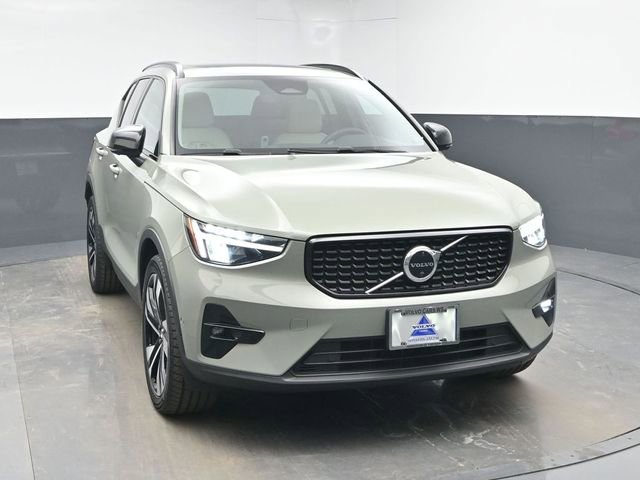 Used 2023 Volvo XC40 B5 Plus w/ Driver Assist Package image 2