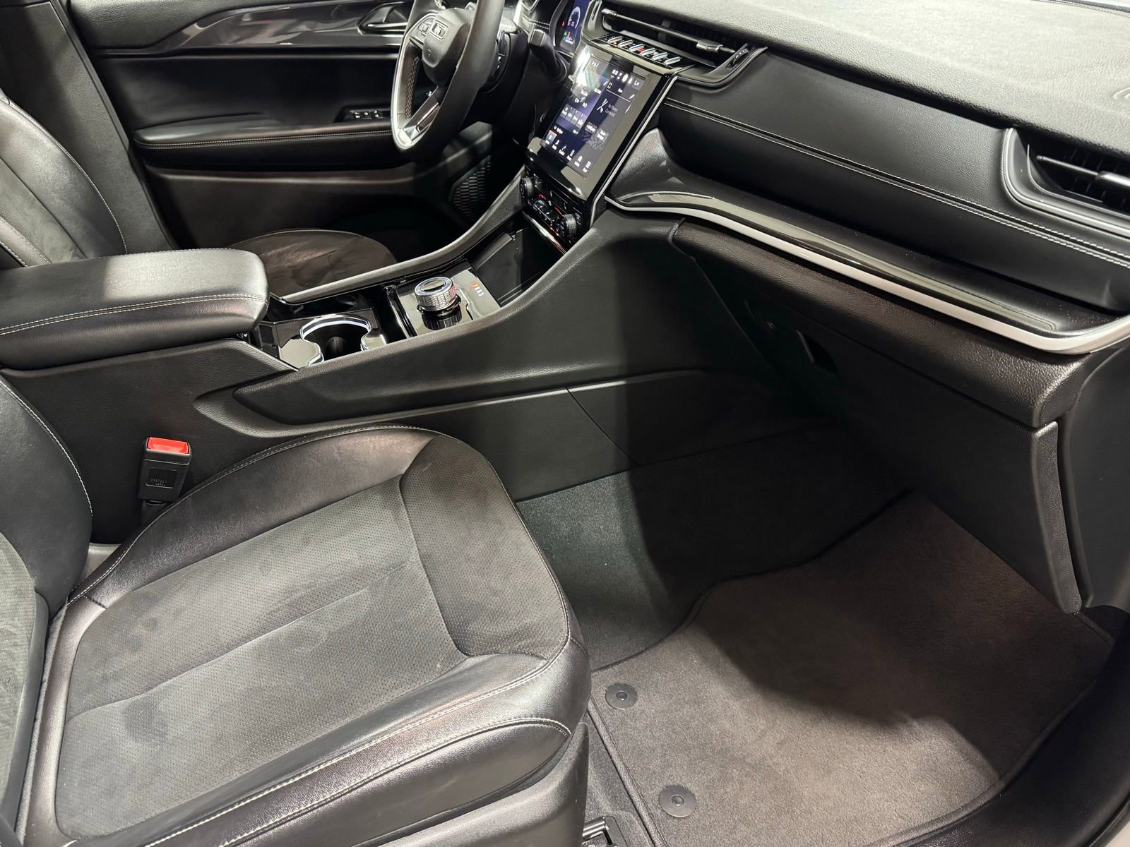 Used 2023 Jeep Grand Cherokee Altitude image 46