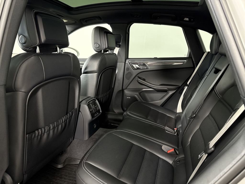 Certified 2025 Porsche Macan GTS AWD/4WD image 26