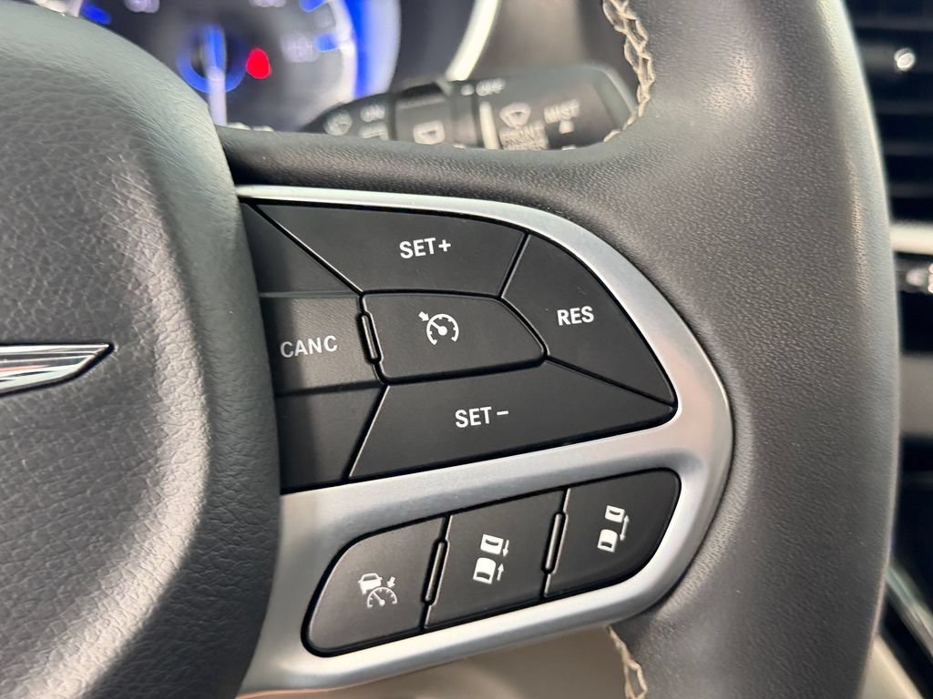 Used 2023 Chrysler Pacifica Touring-L FWD image 20