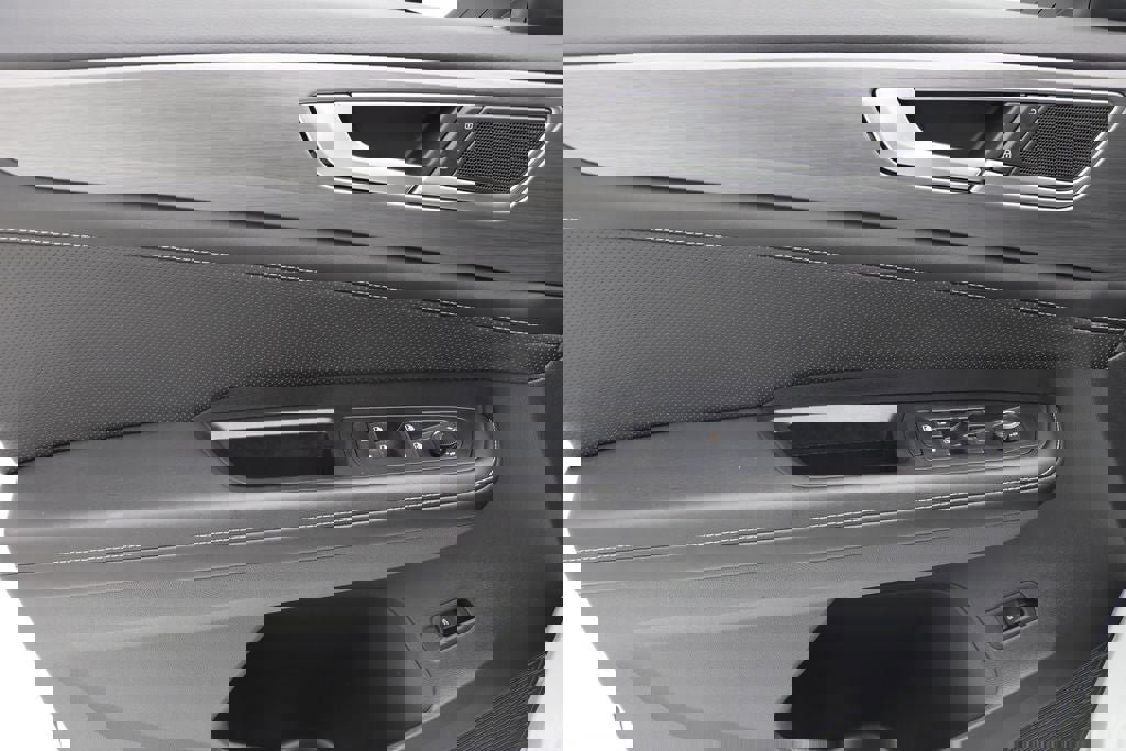 Used 2025 Volkswagen Atlas Cross Sport SE image 16