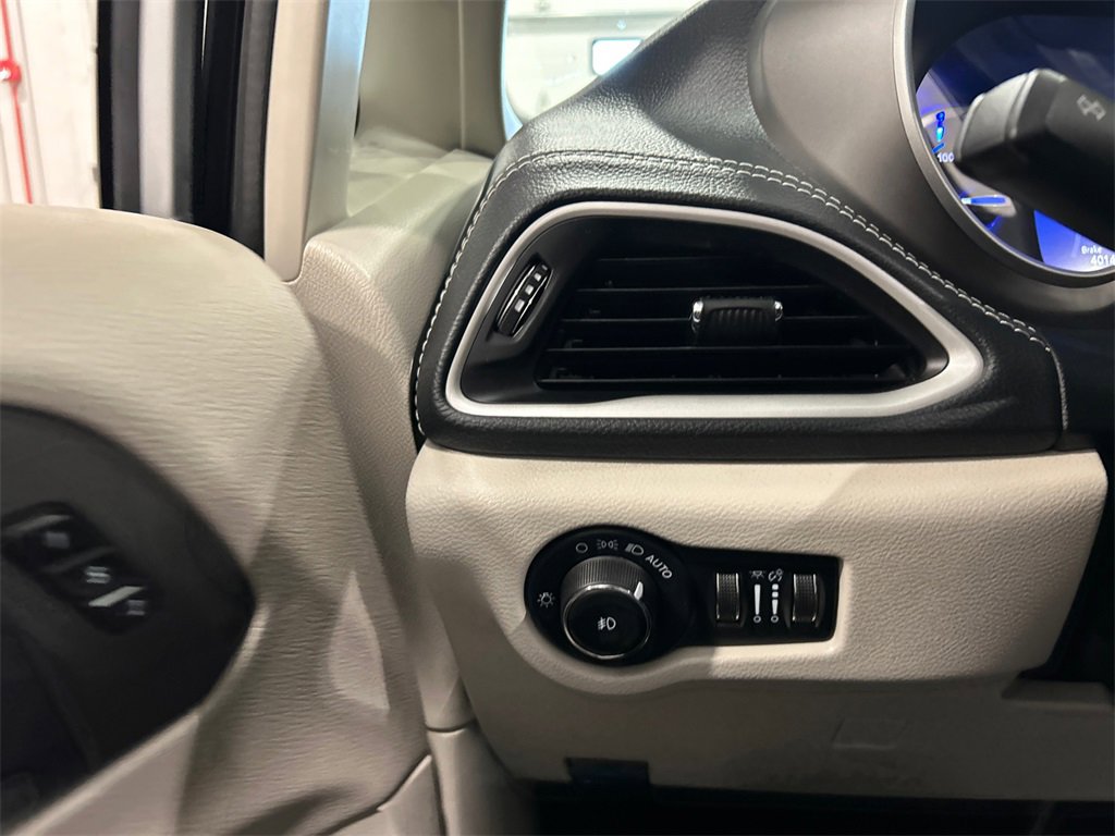 Used 2022 Chrysler Pacifica Touring-L image 18