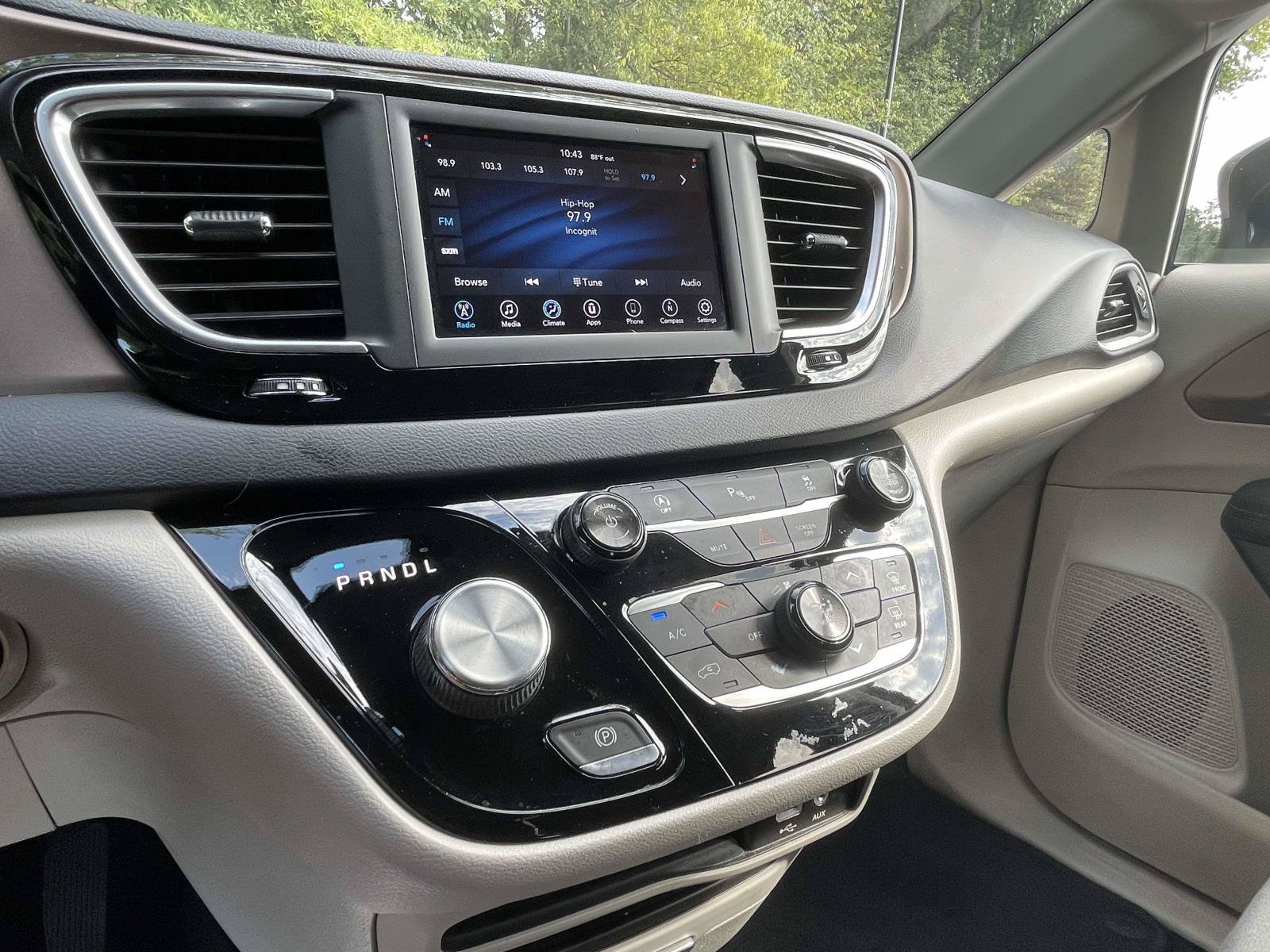 Used 2018 Chrysler Pacifica Touring FWD image 32
