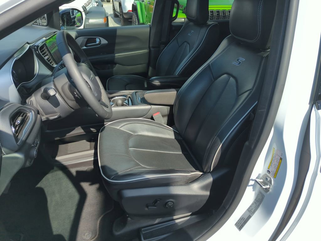 Used 2025 Chrysler Pacifica Limited image 10