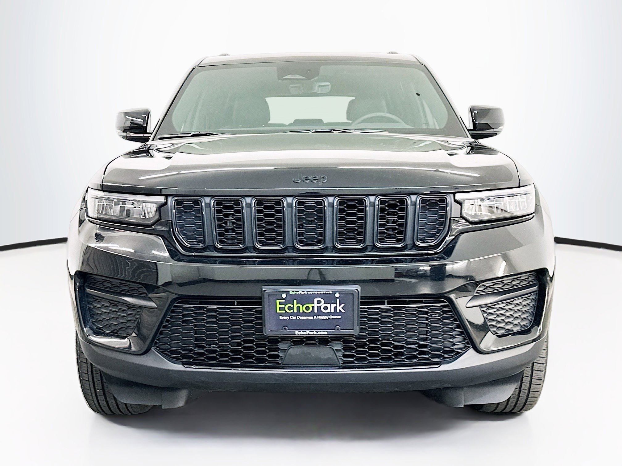 Used 2025 Jeep Grand Cherokee Altitude AWD/4WD image 2