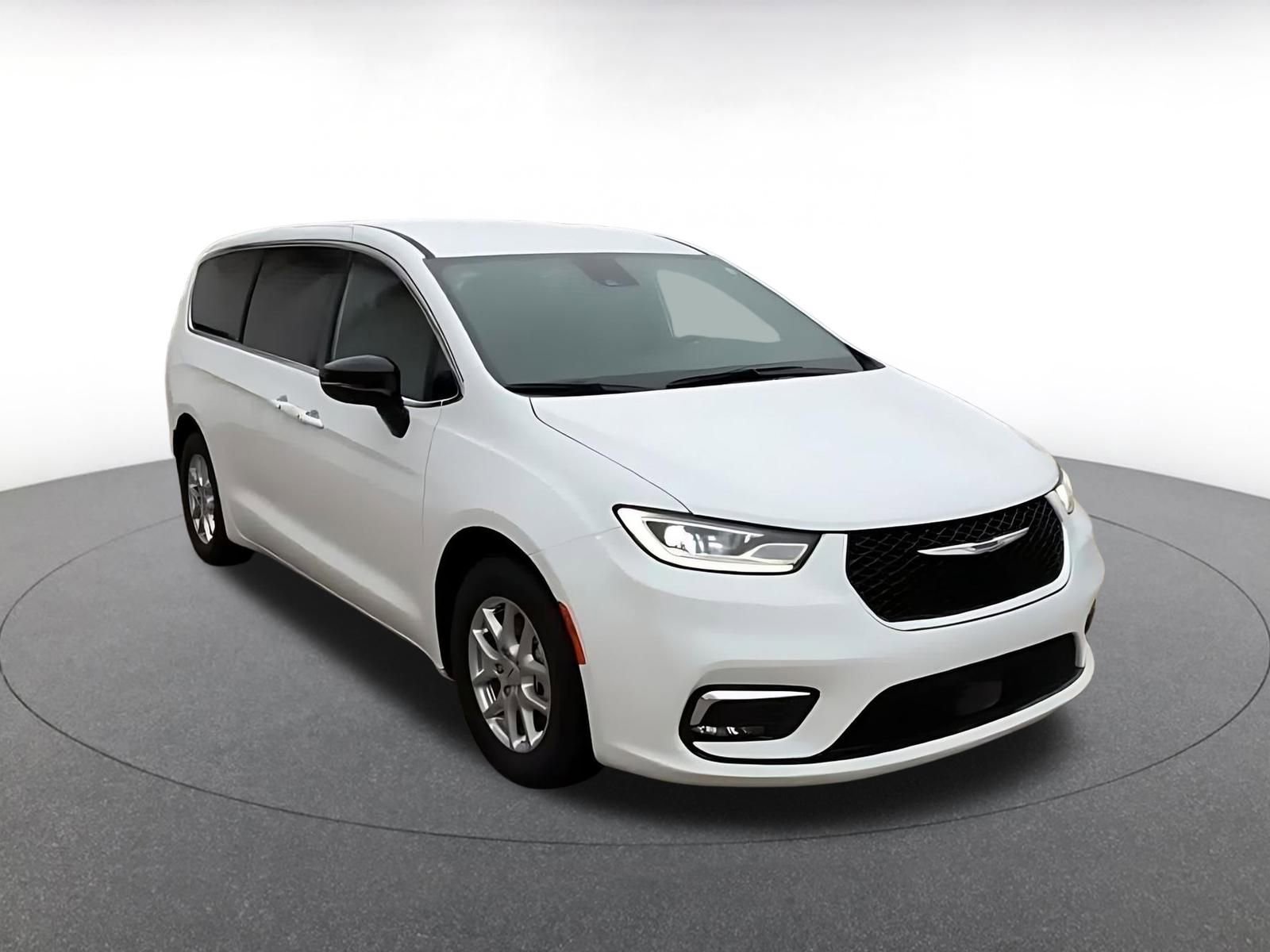 Used 2025 Chrysler Pacifica Select image 3