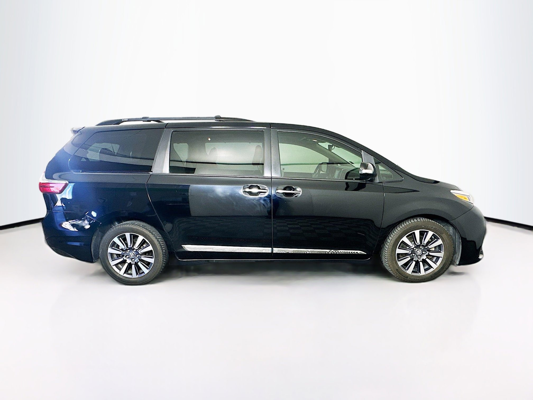 Used 2018 Toyota Sienna Limited image 10