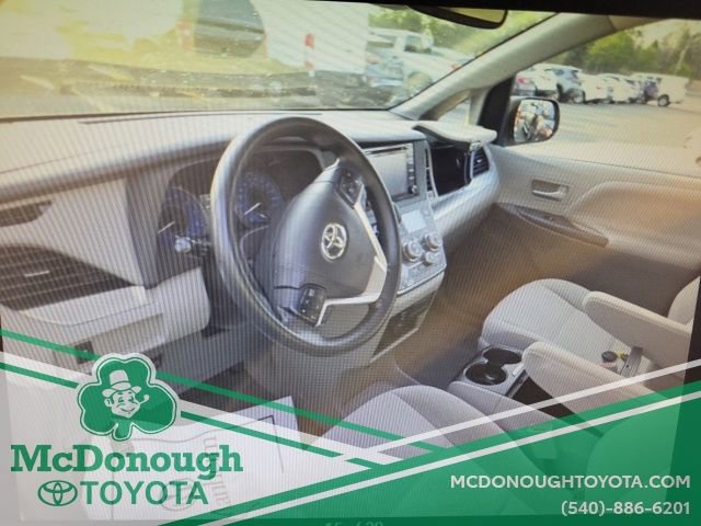 Used 2018 Toyota Sienna LE image 12