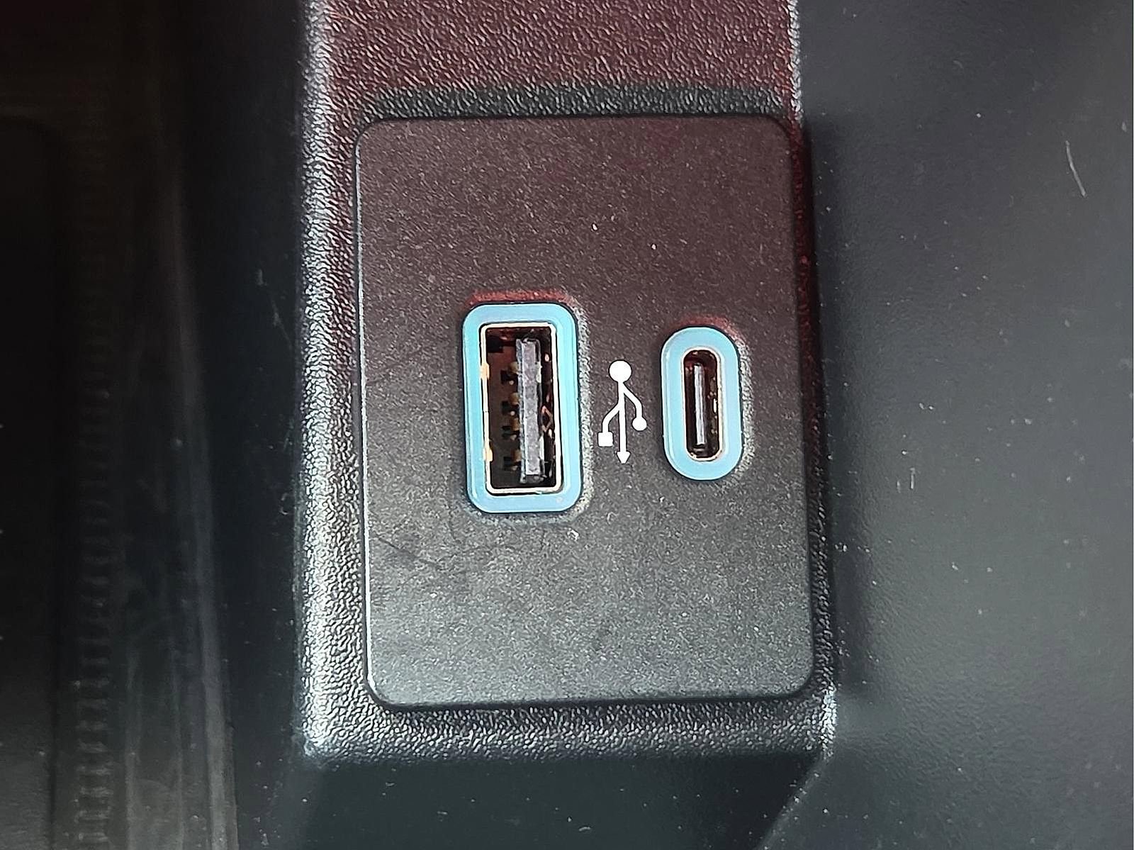 Certified 2024 Ford Edge ST-Line w/ Class II Trailer Tow Package AWD/4WD image 17