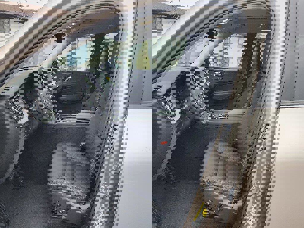 Certified 2025 Volvo XC60 B5 Plus w/ Protection Package Premier image 5