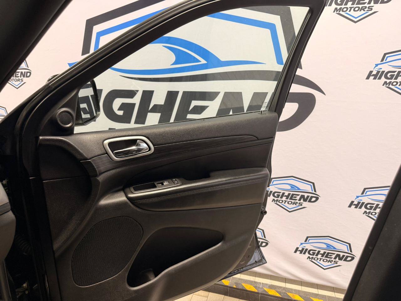 Used 2019 Jeep Grand Cherokee Laredo AWD/4WD image 23