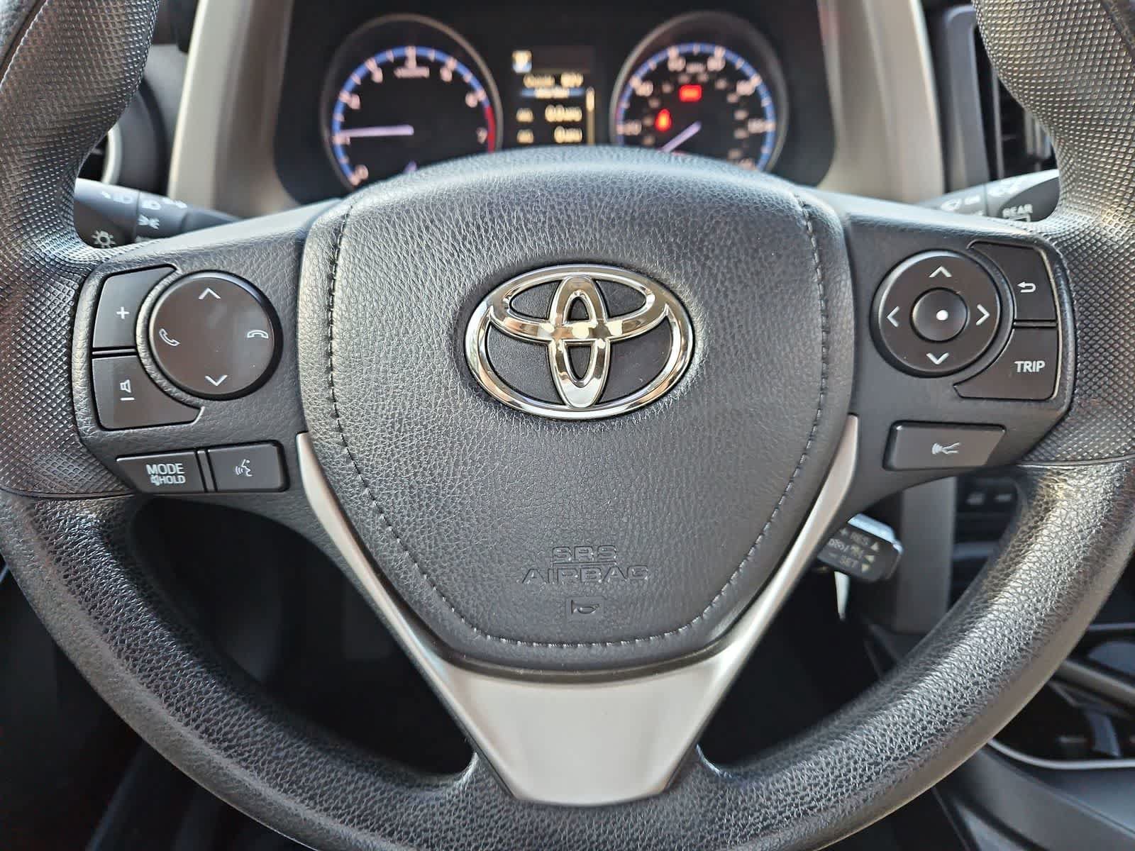 Used 2018 Toyota RAV4 LE FWD image 8