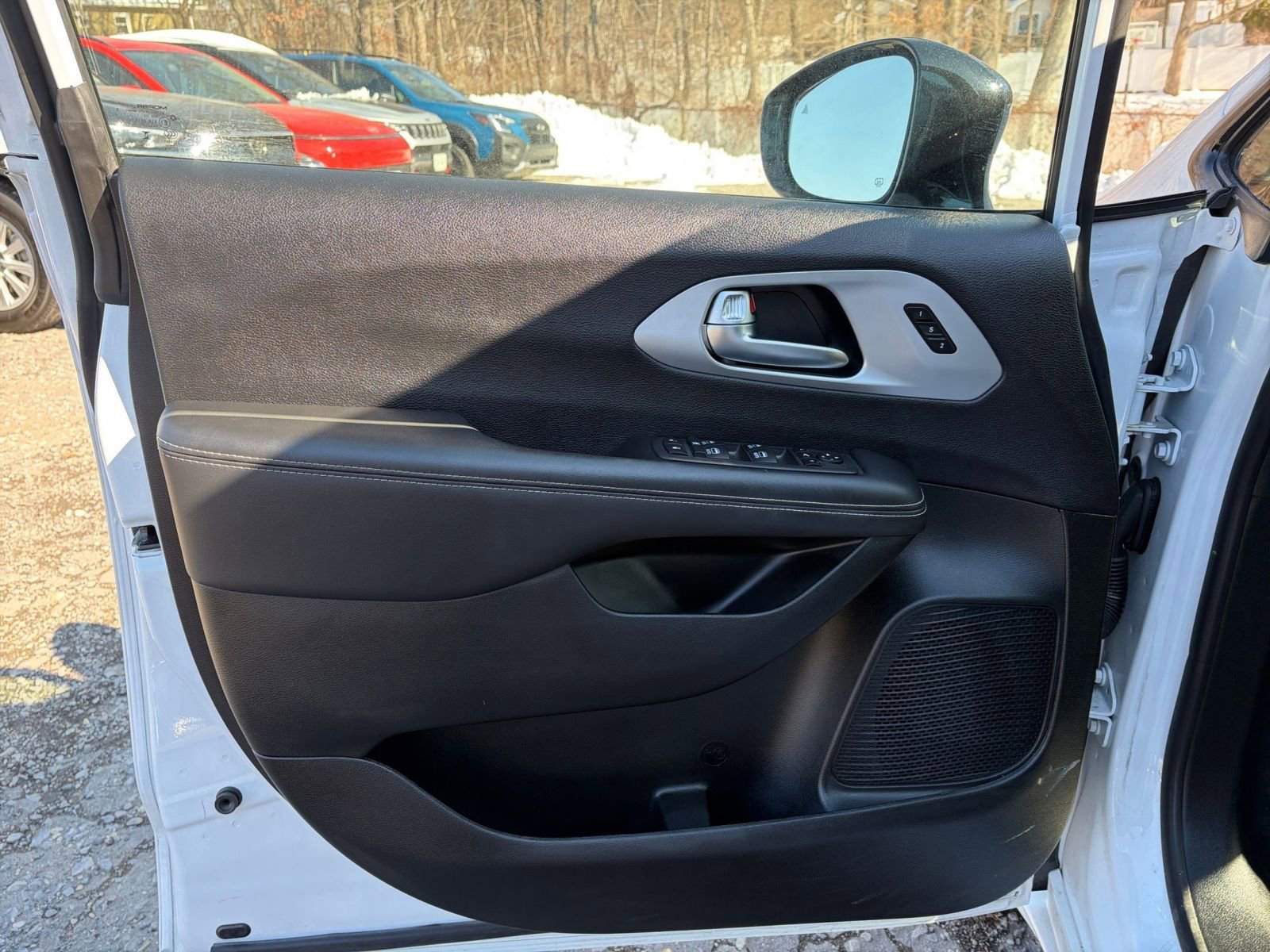 Used 2025 Chrysler Pacifica Limited image 20