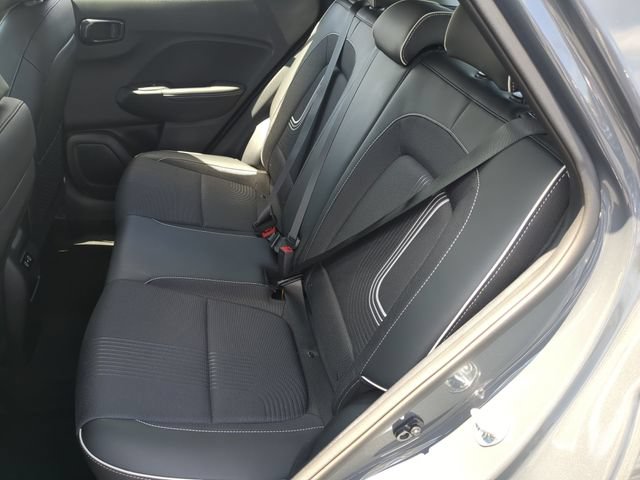Used 2025 Hyundai Venue Limited FWD image 18