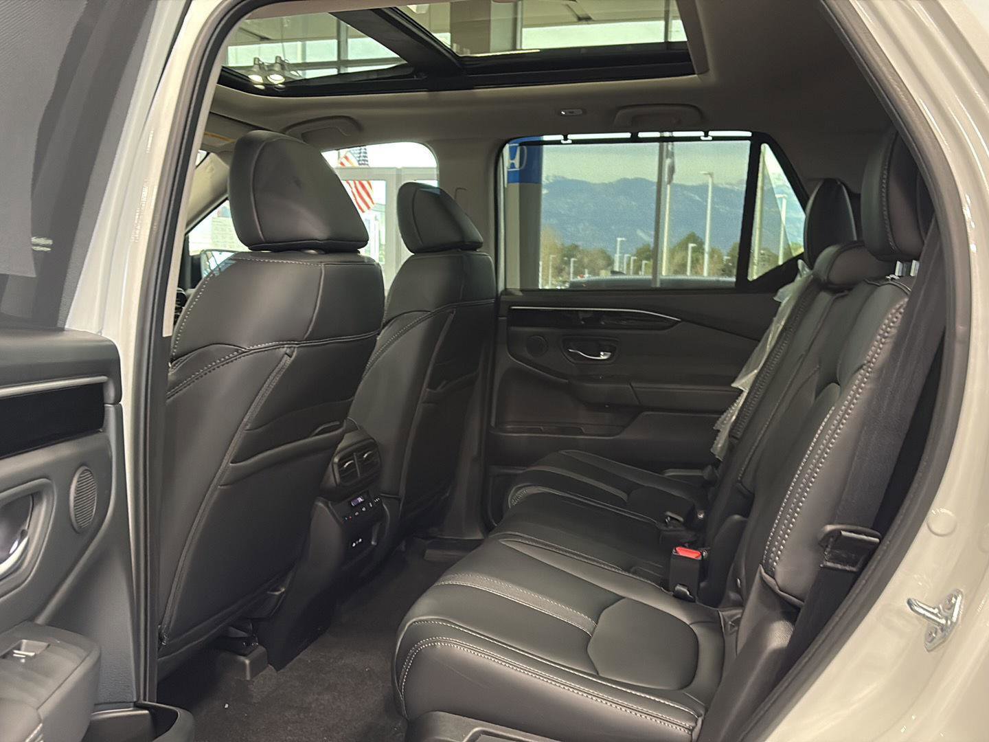 New 2025 Honda Pilot Touring image 8