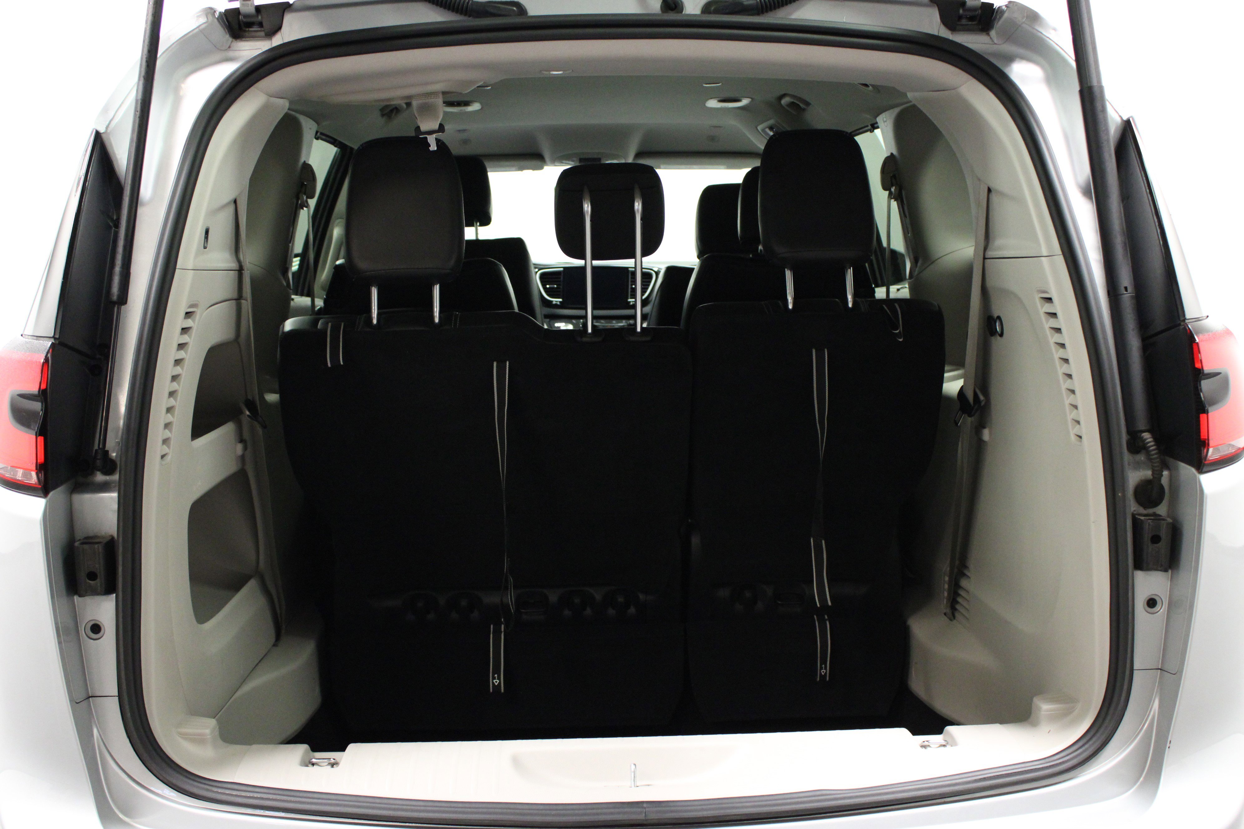 Used 2024 Chrysler Pacifica Touring-L image 15