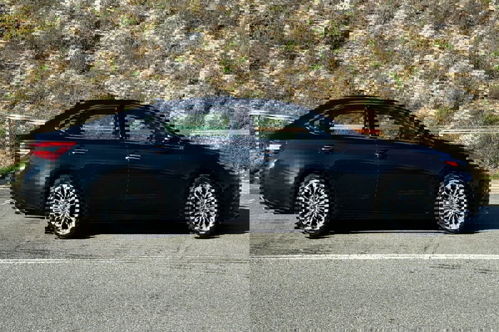 Used 2017 Toyota Avalon Limited image 6