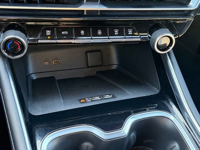 Used 2025 Chevrolet Traverse LT image 23