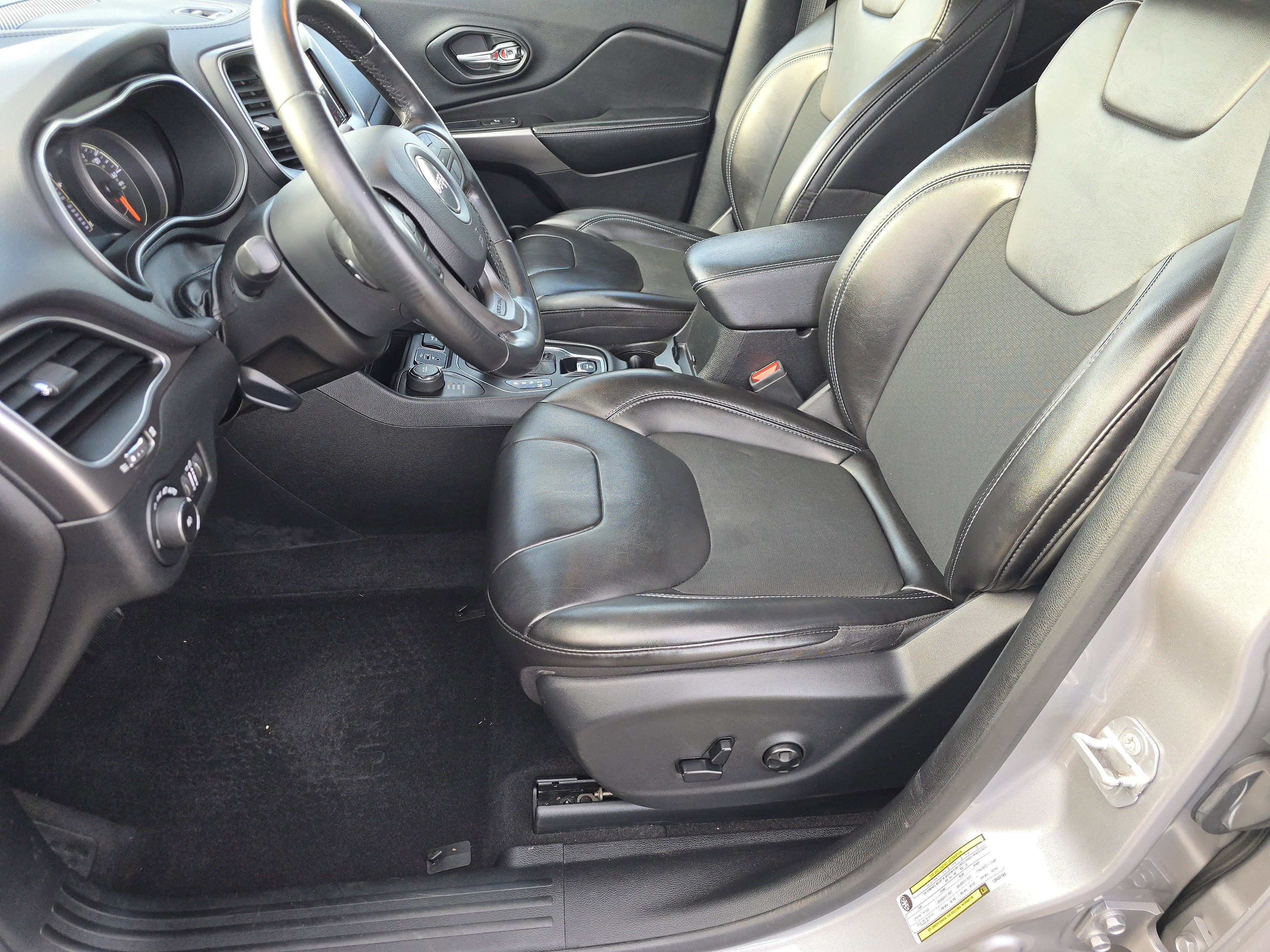 Used 2020 Jeep Cherokee Latitude Plus w/ Cold Weather Group image 18