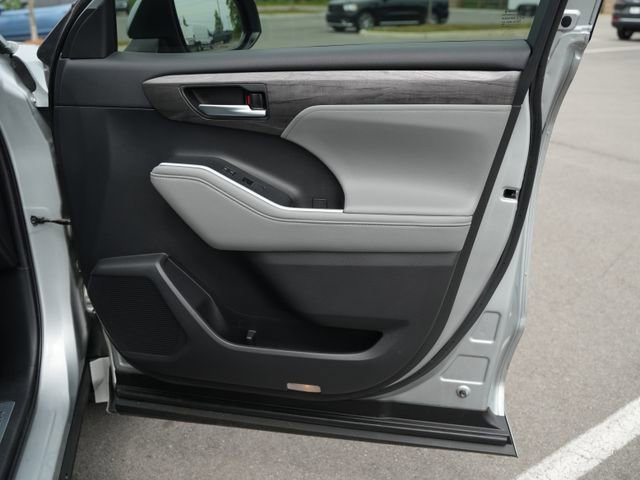 Used 2020 Toyota Highlander Limited FWD image 21
