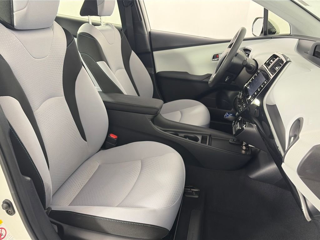 Used 2020 Toyota Prius LE w/ Carpet Mat Package image 29