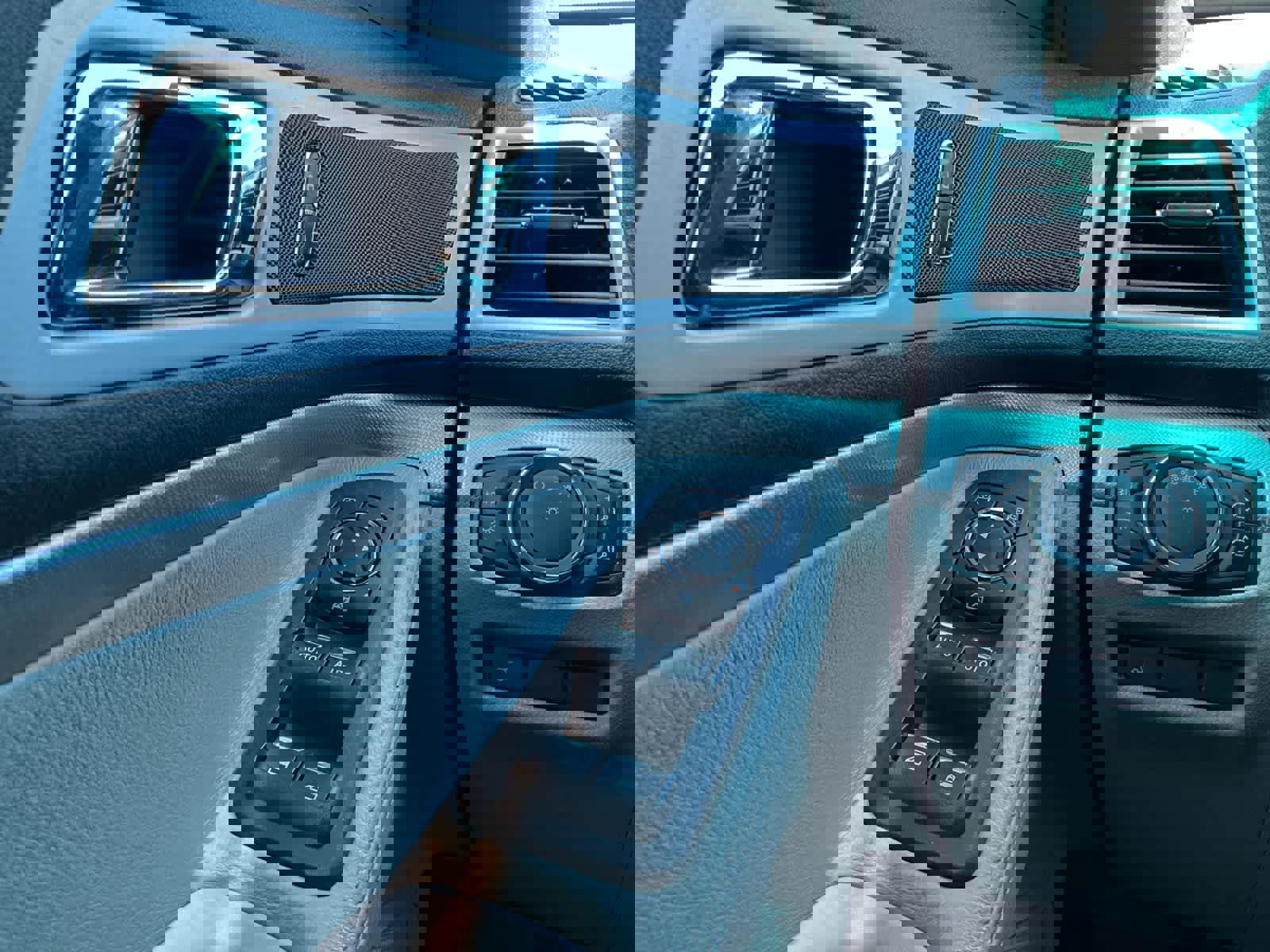 Used 2013 Ford Explorer XLT AWD/4WD image 19